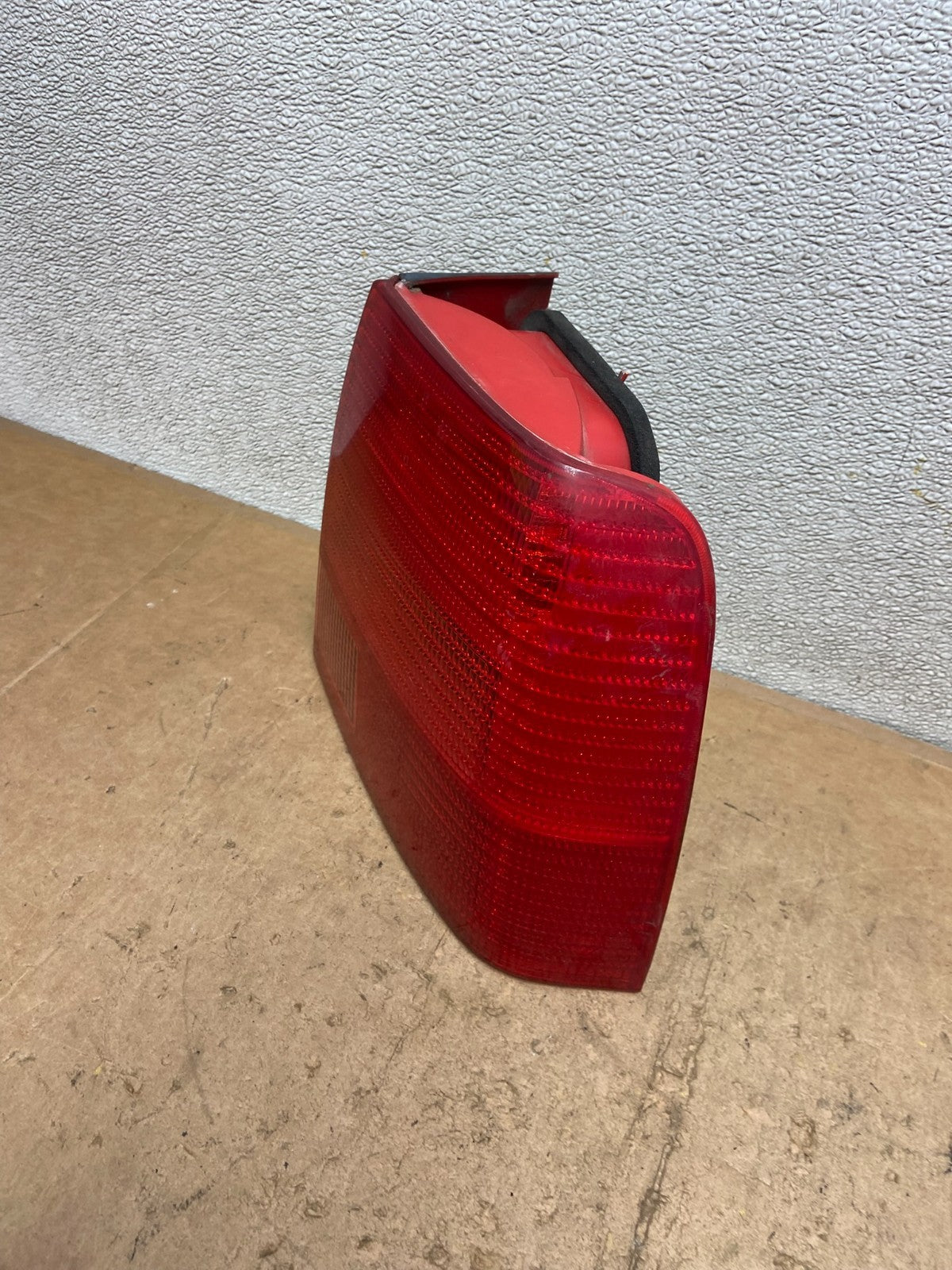 1998 to 2000 Volkswagen Passat Wagon Right Passenger RH Tail Light X8940 DW1