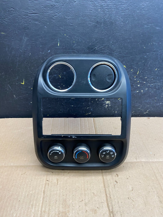 2009-2013 Jeep Patriot Dash Climate Temperature Control Radio Bezel OE aa7901 DG0
