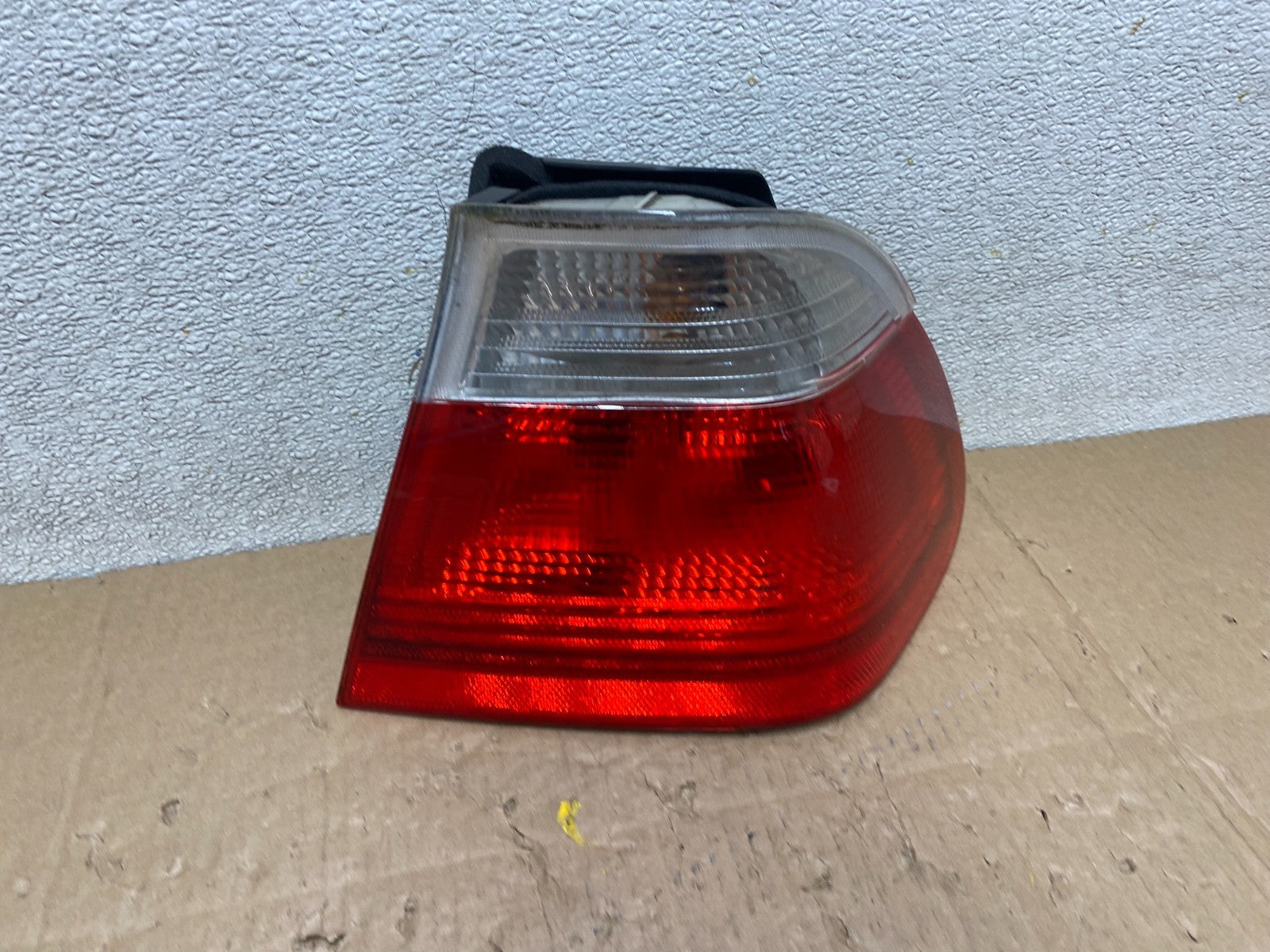 2002 - 2005 BMW 3 E46 Series Right Passenger Tail Light T7626 PS0