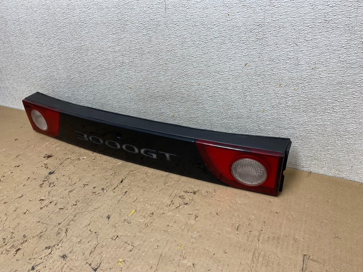 1995 to 1998 Mitsubishi 3000GT Rear Center Trunk Tail Light Panel R9899 DW1