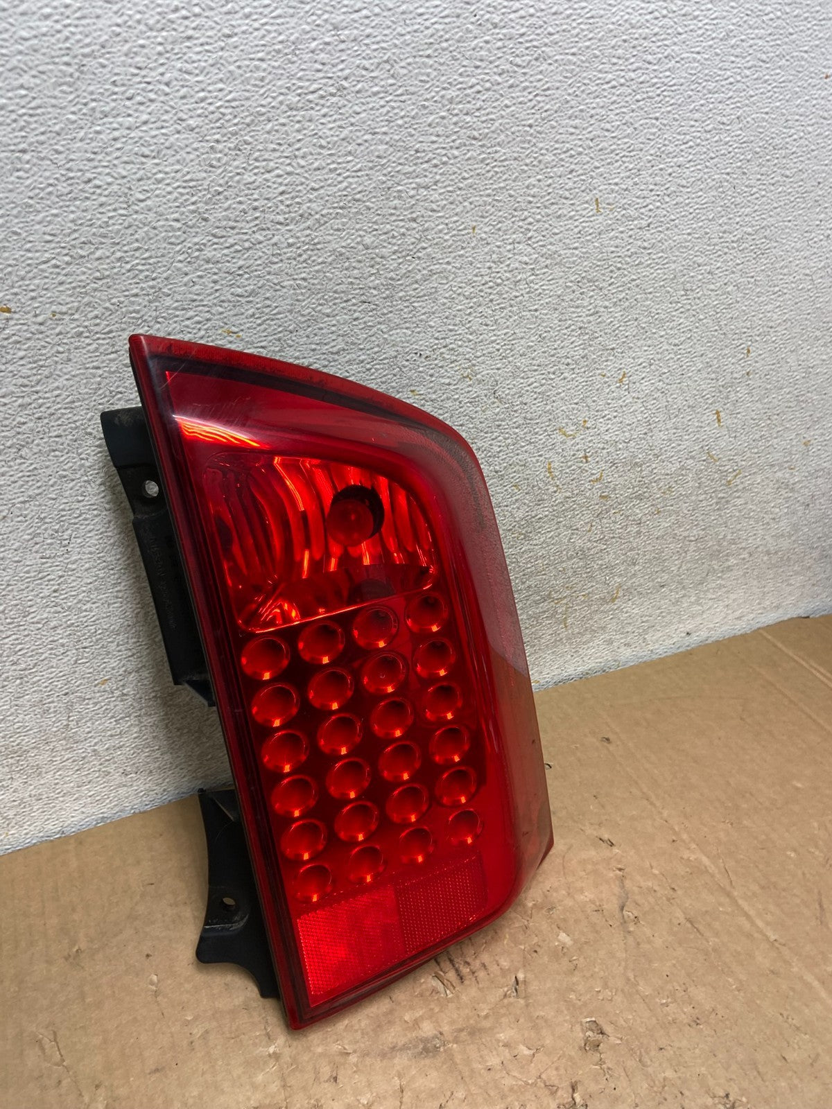2004 to 2010 Infiniti Qx56 Right Passenger RH Side Tail Light AI9127 LK2