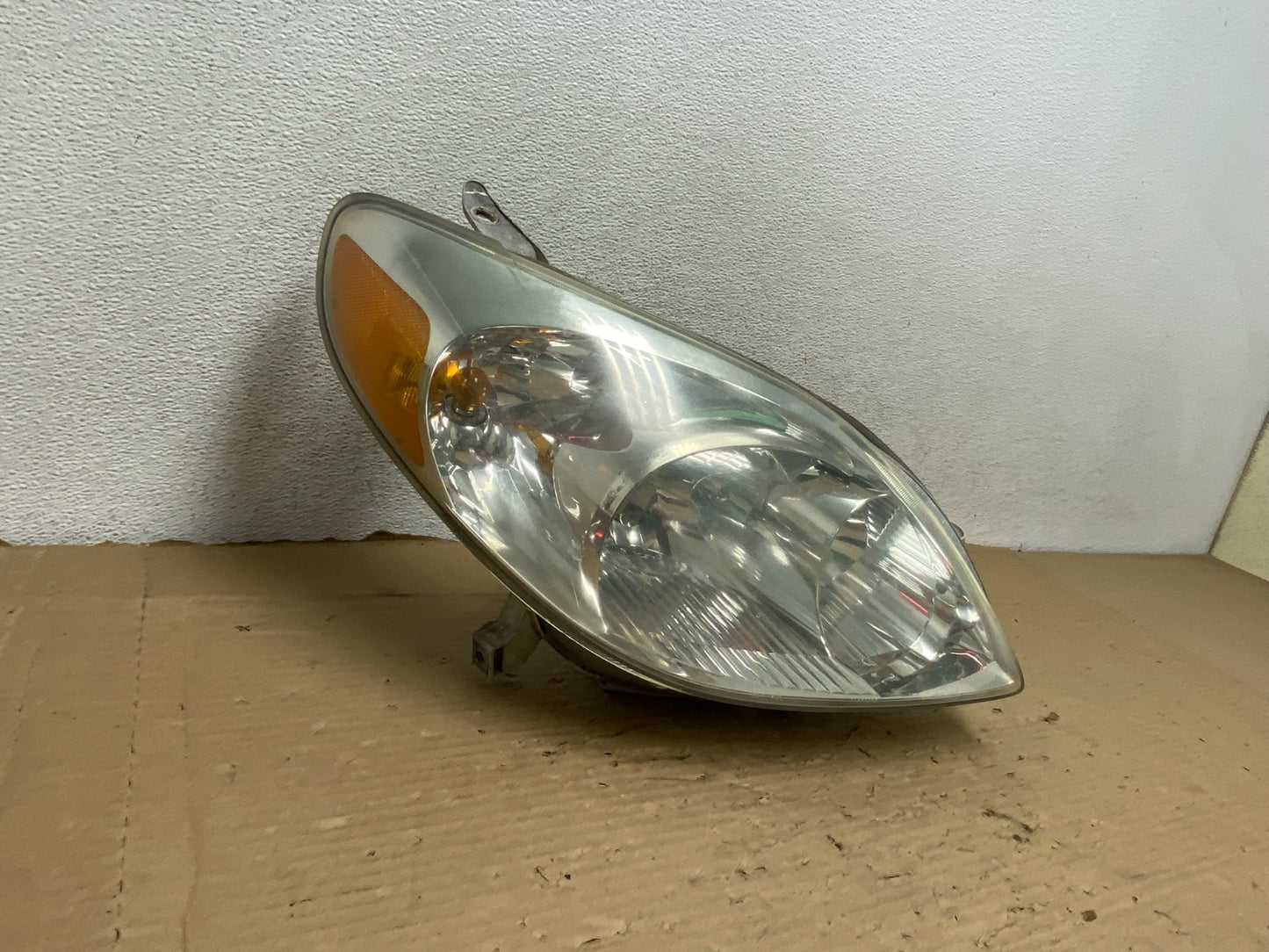 2003 to 2008 Toyota Matrix Right Passenger RH Side Halogen Headlight AG8300 DW1