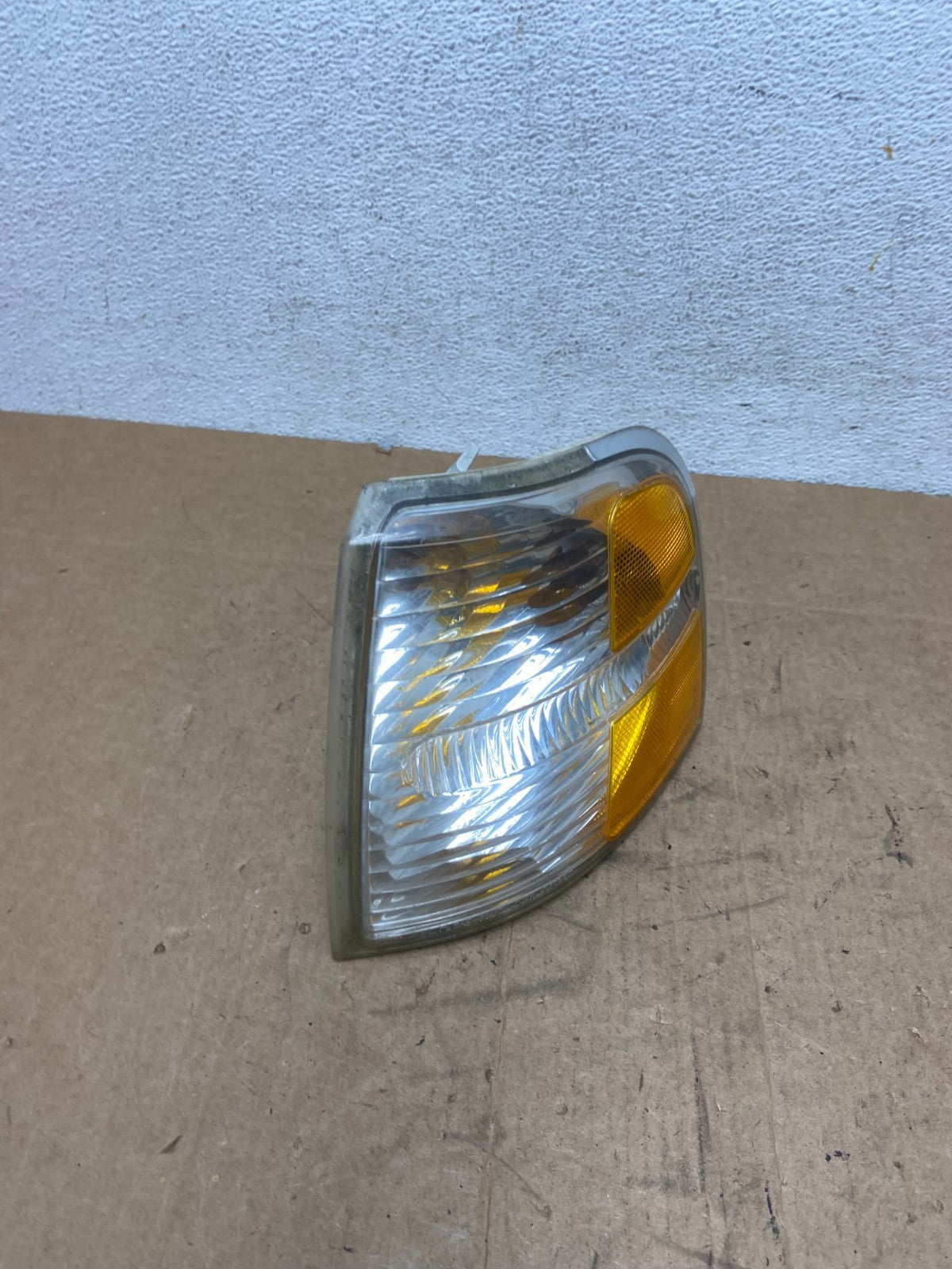 2002-2004 Ford Explorer Front Left Driver LH Side Turn Signal AD6358 DG2