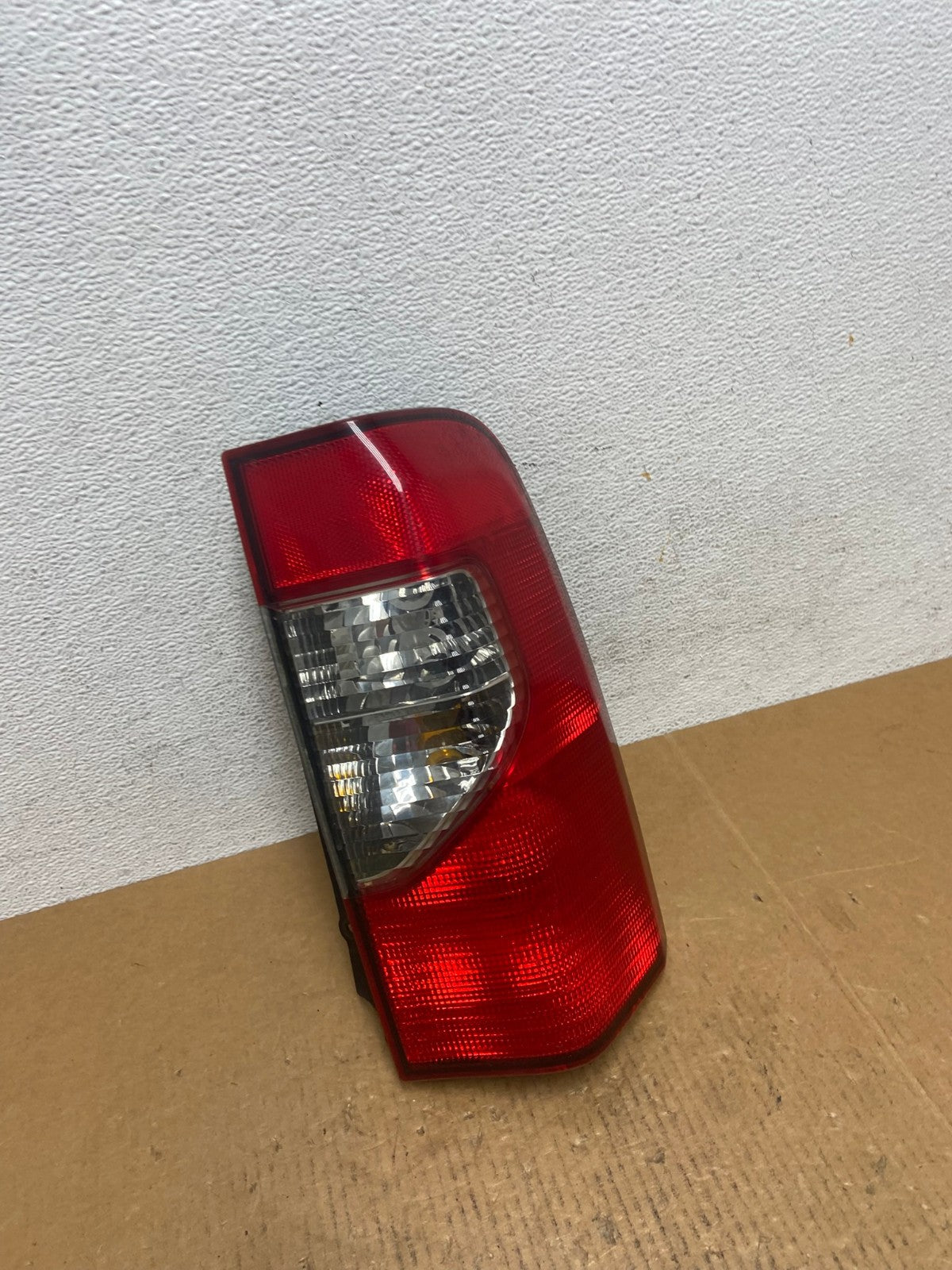 2002 2003 2004 Nissan Xterra Right Passenger RH Side Tail Light AE0445 LK2