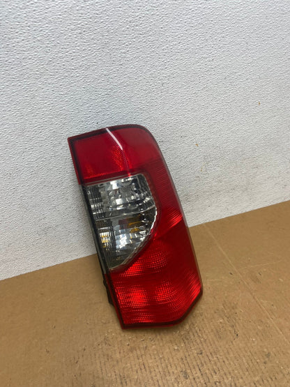 2002 2003 2004 Nissan Xterra Right Passenger RH Side Tail Light AE0445 LK2