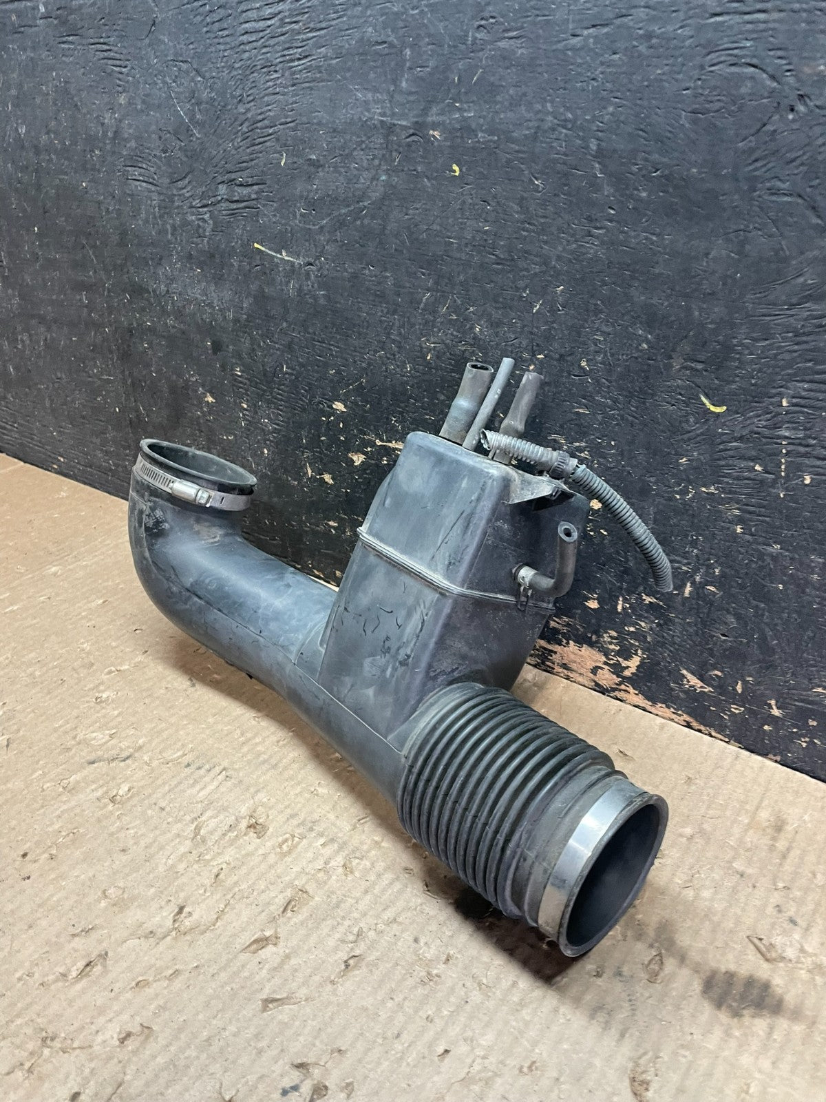 2007-2016 Toyota Sequoia Tundra  Air Cleaner Intake Filter Box Z3358 DG5