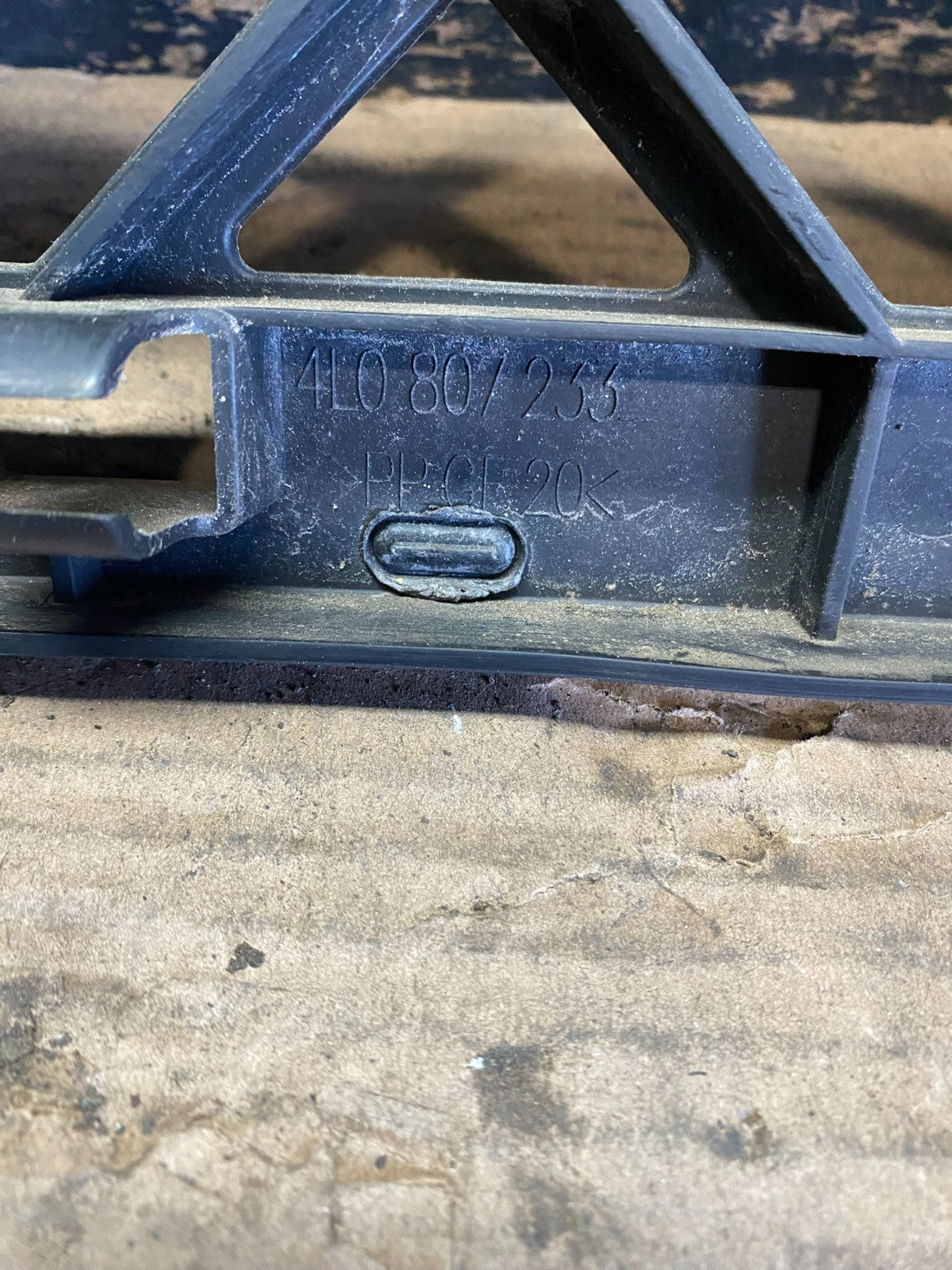 2007 2008 2009 Audi Q7 Front Bumper Cover Grill Support Reinforcement S5873 DG6
