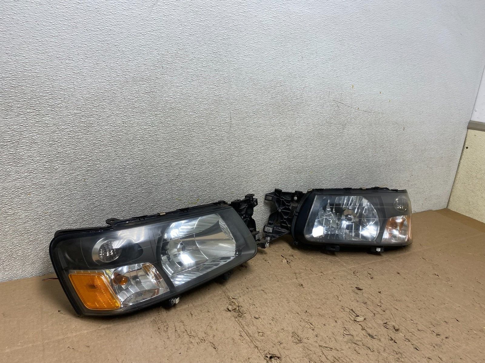 2003 2004 Subaru Forester Left+Right Headlights Halogen W3745 DW2