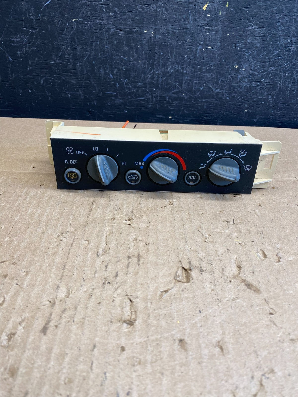 1996 - 2000 Chevrolet Tahoe Suburban A/C Heater Climate Control AC67140