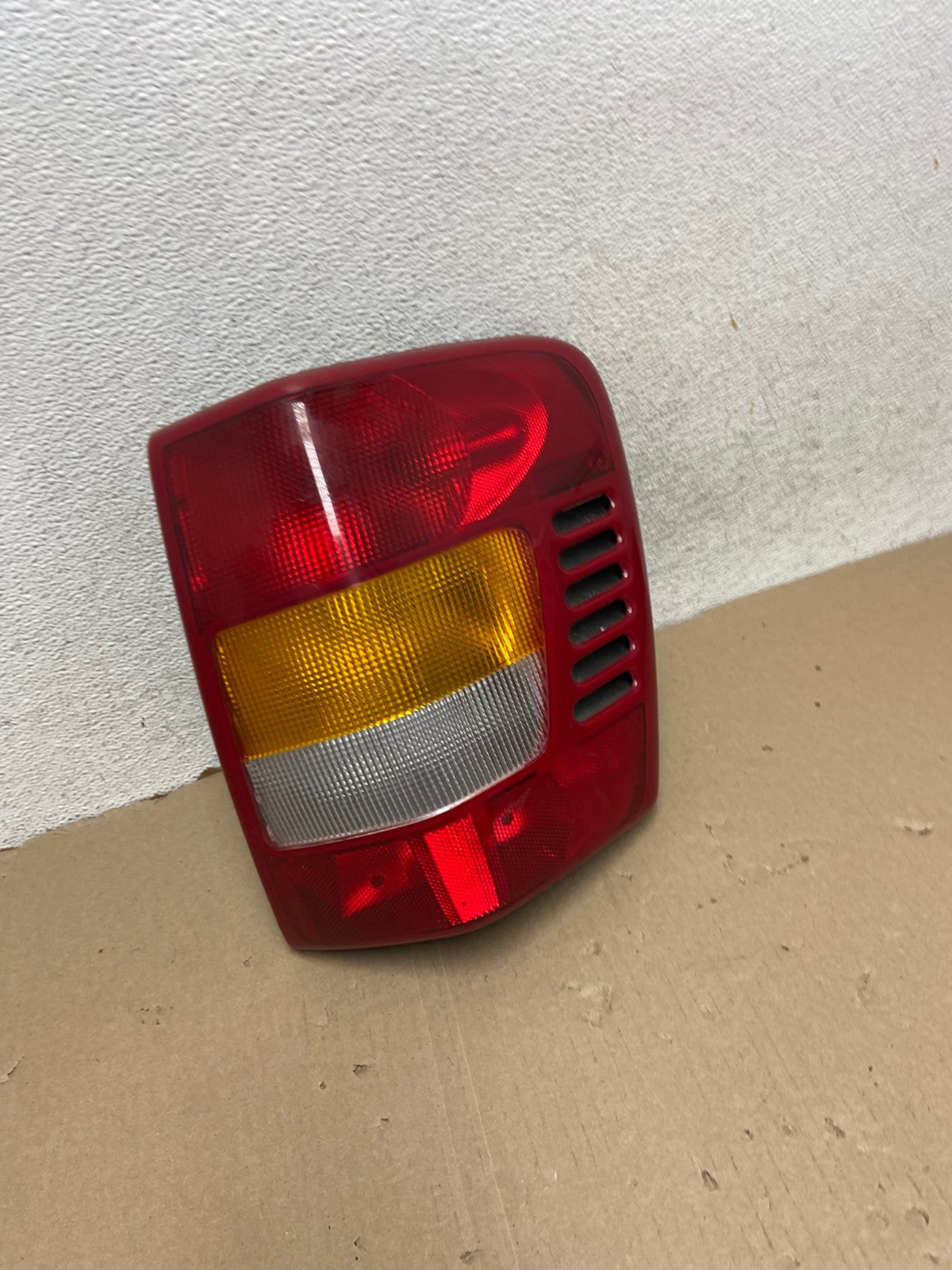 1999-2004 Jeep Grand Cherokee WJ Right Passenger Rh Tail Light AG6834 LK2