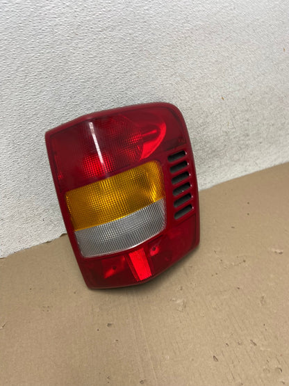 1999-2004 Jeep Grand Cherokee WJ Right Passenger Rh Tail Light AG6834 LK2