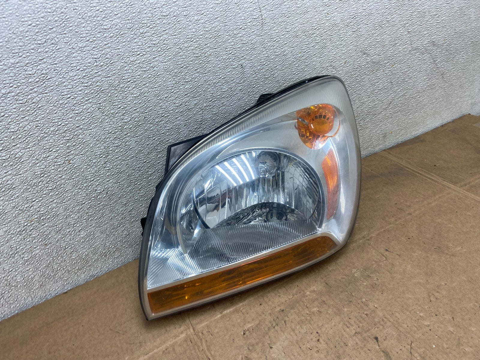 2005 to 2006 Kia Sportage Left Driver LH Halogen Headlight Y5632 DW2