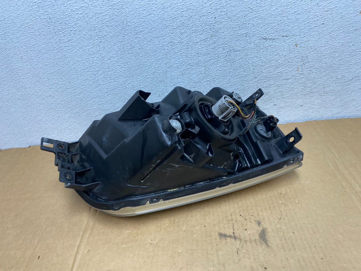 2004 - 2008 Mitsubishi Endeavor Headlight Left Driver Lh Side AD2672 DW4