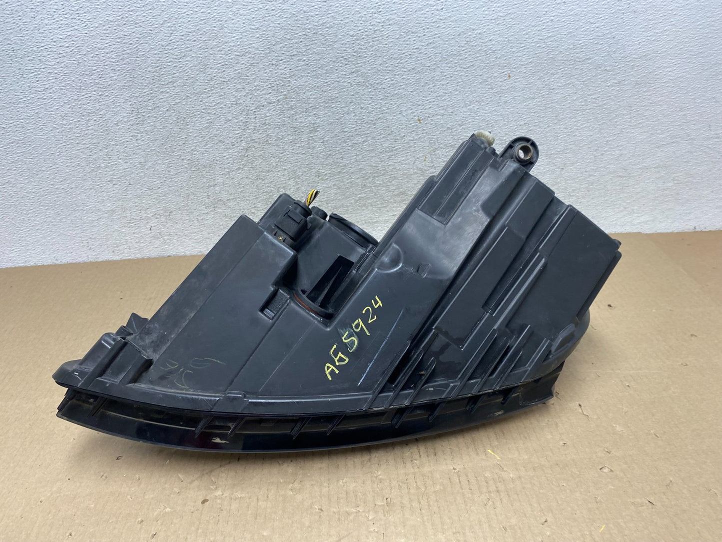 2011 to 2014 Volkswagen Jetta Right Passenger RH Headlight Halogen AG5924 DW9