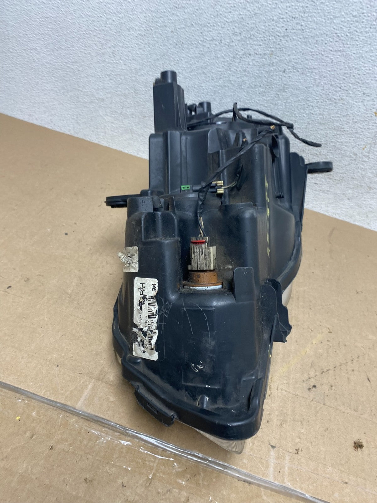 2011 to 2016 Chrysler Town and Country Right Passenger Headlight AE6875 DW7