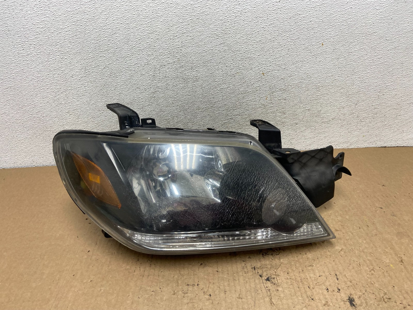 2003-2004 Mitsubishi Outlander Right Passenger Headlight AG3235 DW0