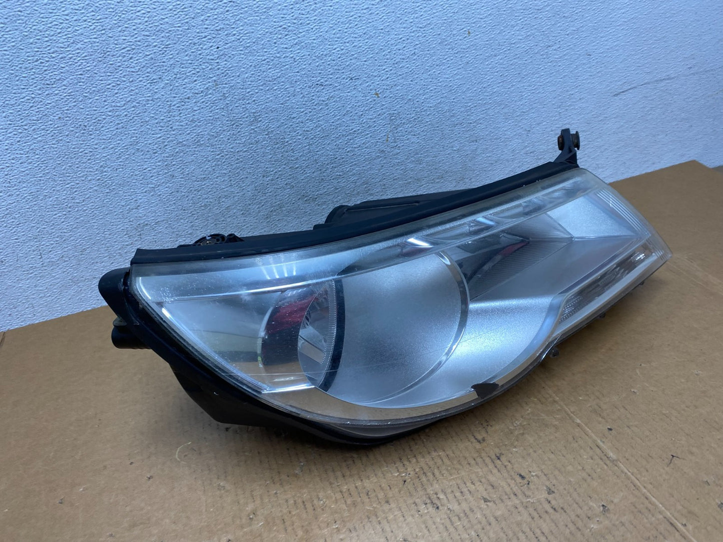 2009 to 2011 Volkswagen Tiguan Right Passenger Halogen Headlight AD9332 DW2