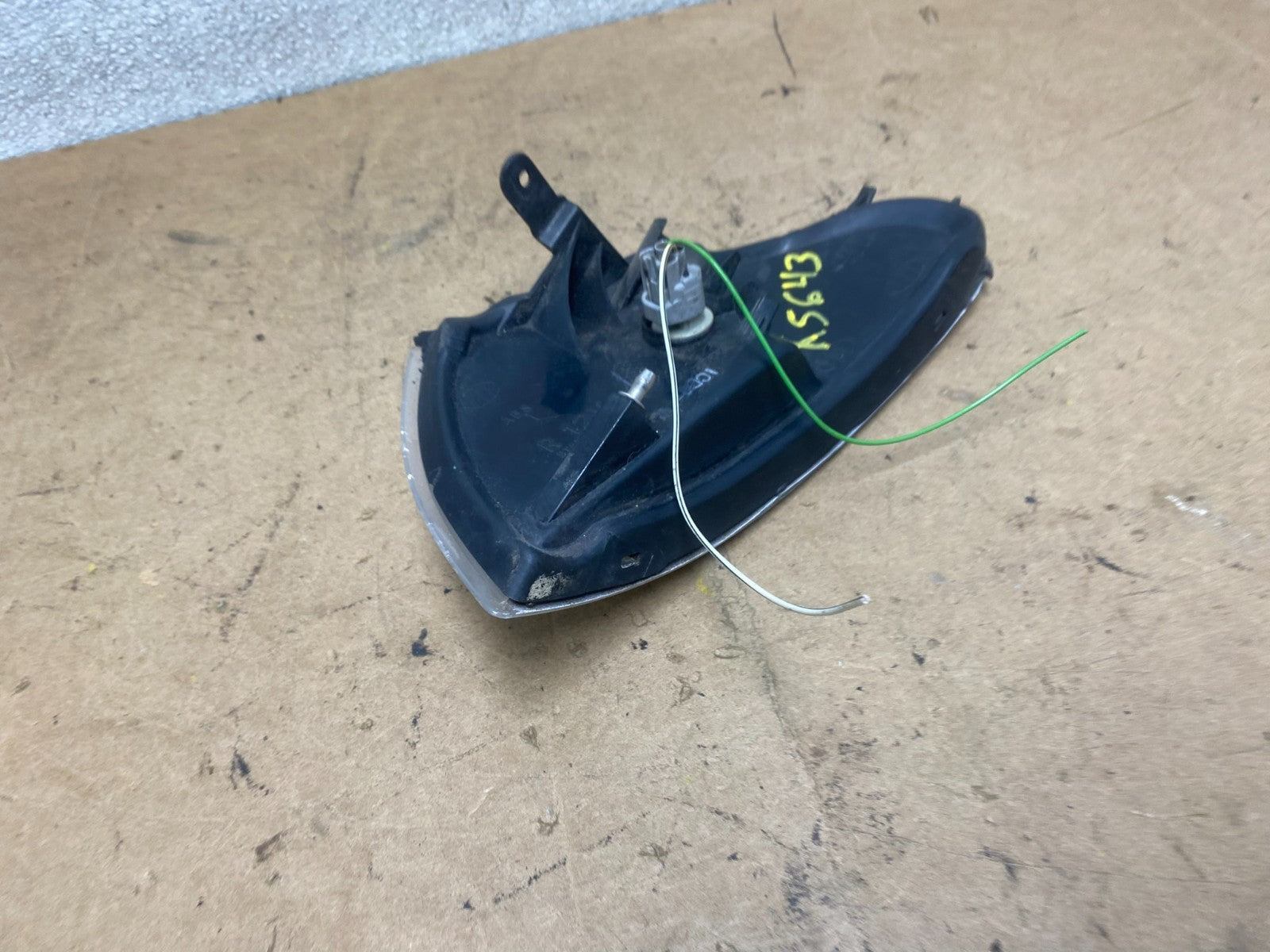 1993 to 1997 Chevrolet Geo Prizm Right Passenger Corner Turn Signal OEM X5643 DW5