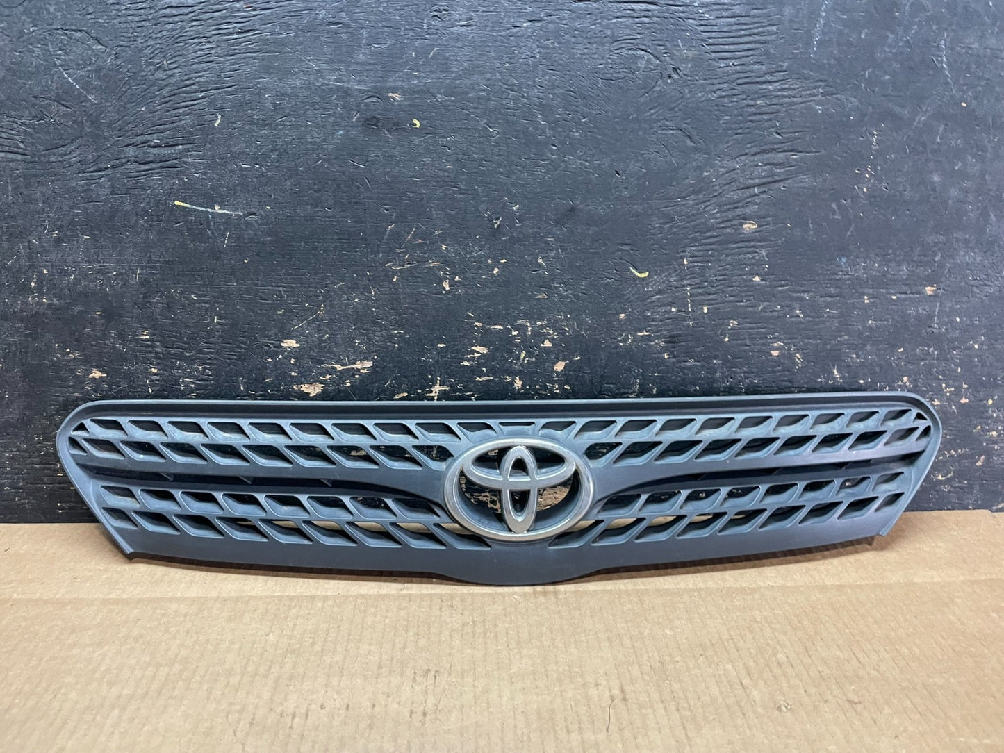 2004 to 2008 Toyota Matrix Front Upper Grill Grille Oem AA9122  DG0