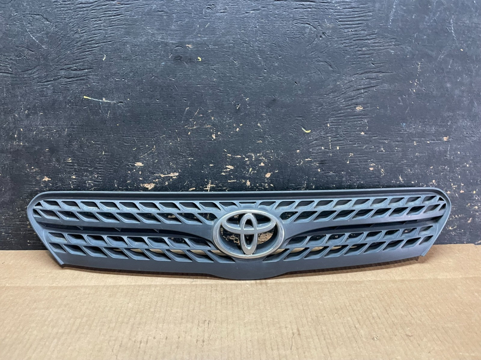 2004 to 2008 Toyota Matrix Front Upper Grill Grille Oem AA9122  DG0