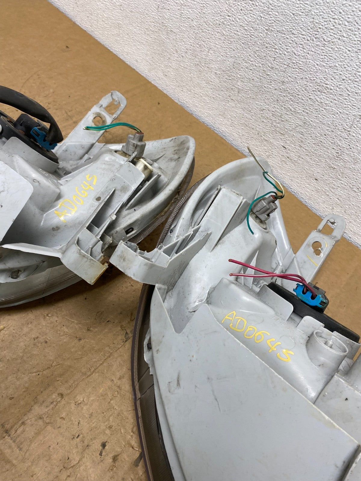 2003 to 2004 Toyota Corolla Left+Right Side Set Headlights AD0645 DW10