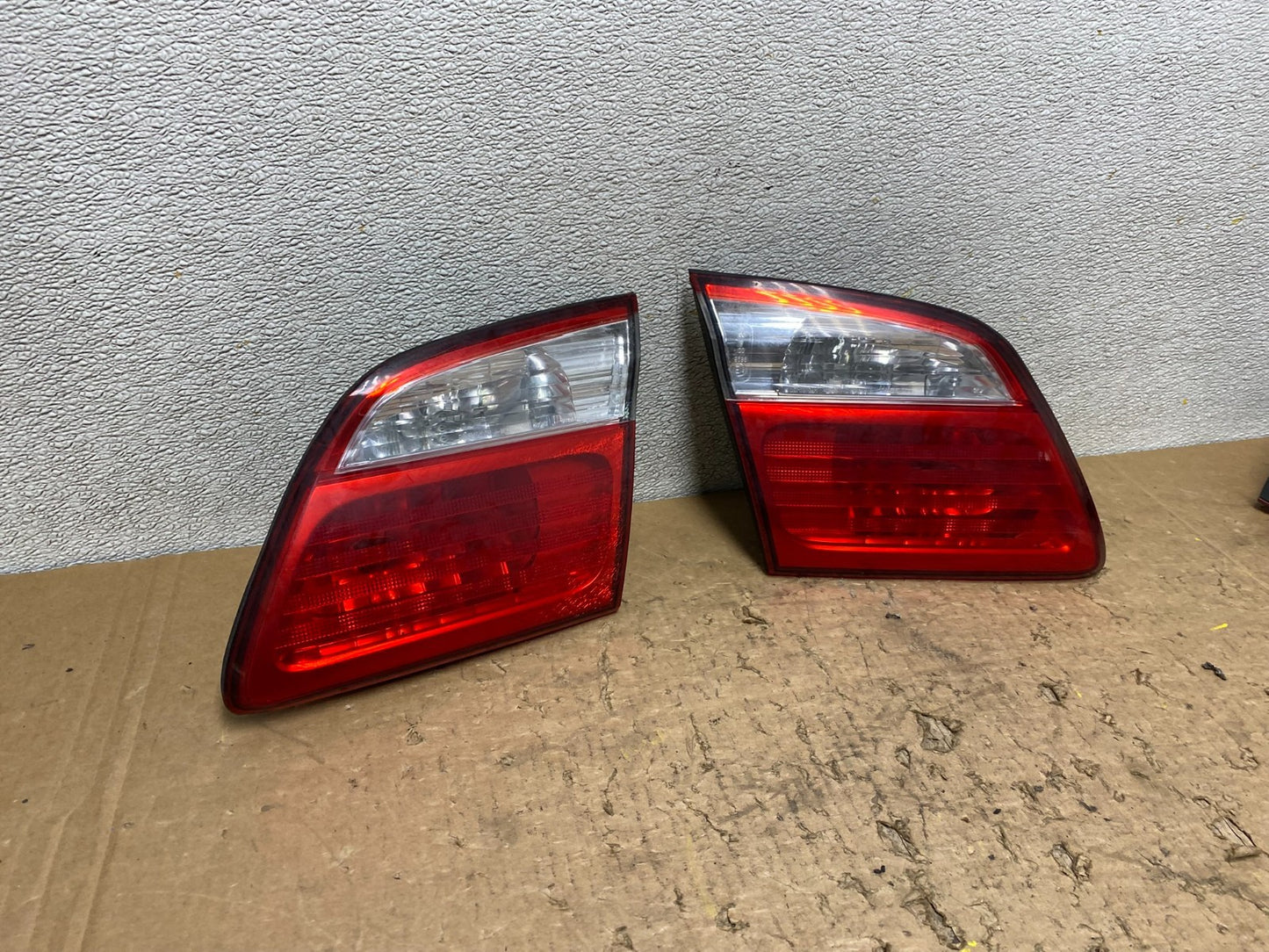 2000 - 2001 Infiniti i30 Left+Right Side Tail Lights Inner Oem V8441 DW2