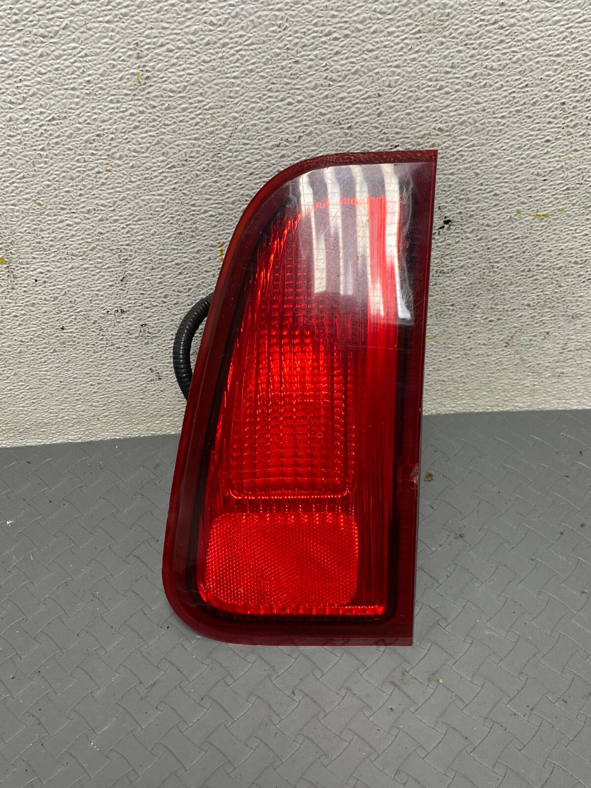 2003-2006 Lincoln Navigator Right Passenger RH Inner Tail Light OEM A2851 DG10