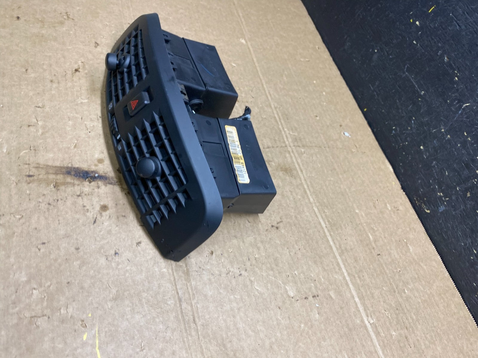 2004 to 2009 Cadillac SRX Front Center Dash A/C Air Vent w6610 DG2