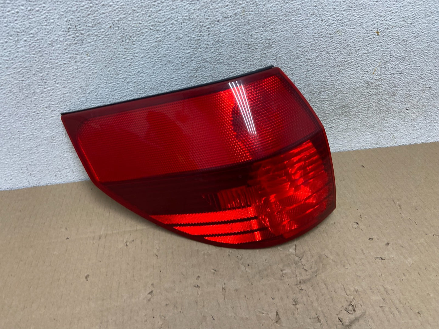 2004 to 2005 Toyota Sienna Left Driver LH Side Tail Light AG5909 DW0