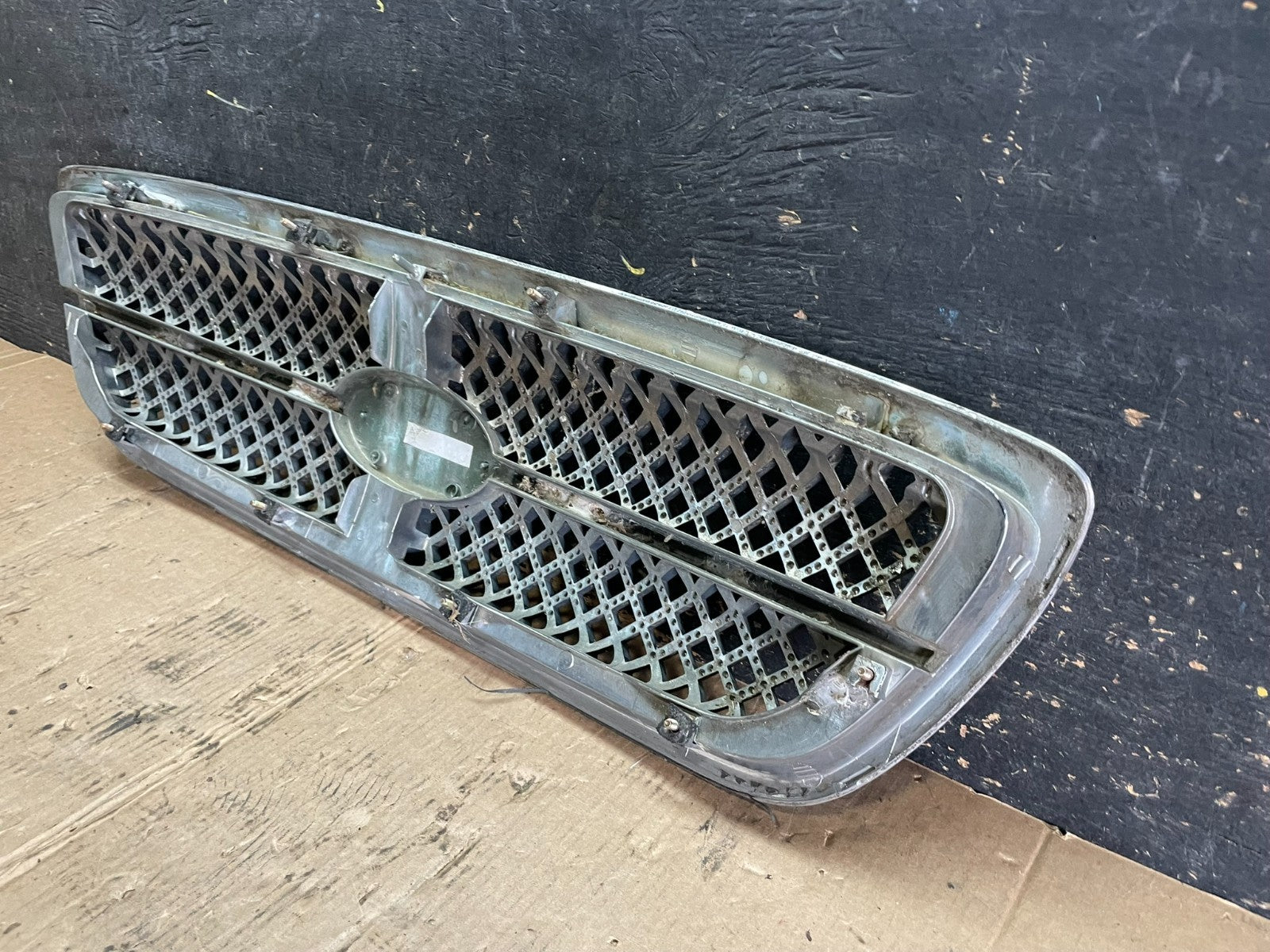 2004 to 2005 Kia Sedona Front Upper Grill Grille Z5930 DG5