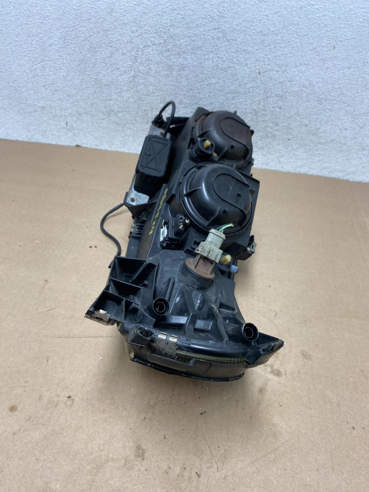 2001 to 2004 Volvo S60 Right Passenger Side Headlight Halogen AG4524 DW5