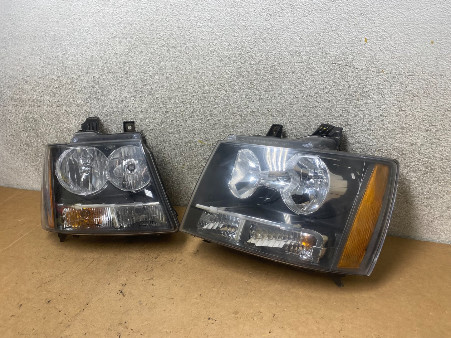 2007 to 2013 Chevrolet Suburban Tahoe Left+Right Set Headlights X5541 DW1