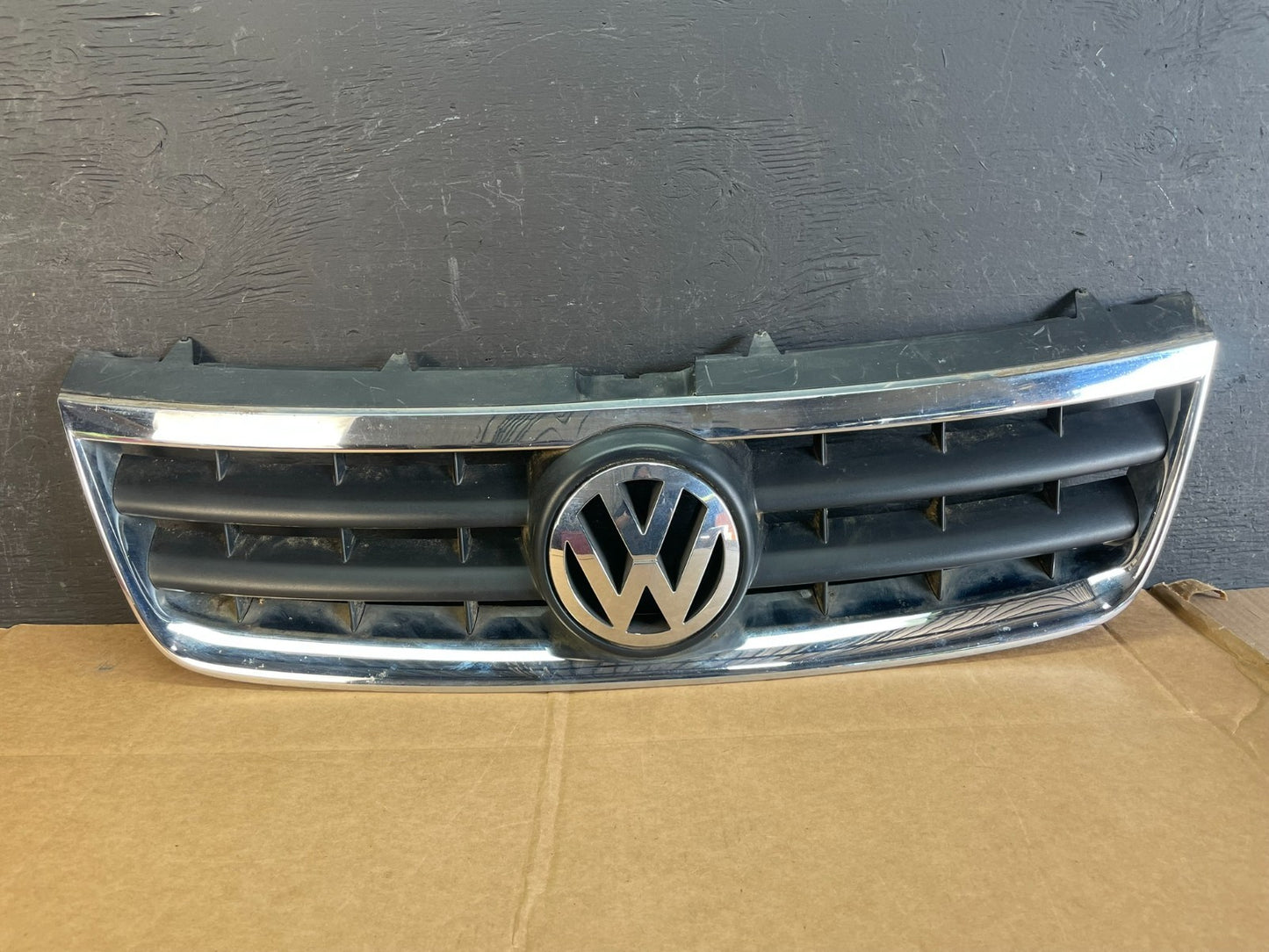 2004 to 2007 Volkswagen Touareg Front Upper Grill Grille AE0821 DG0