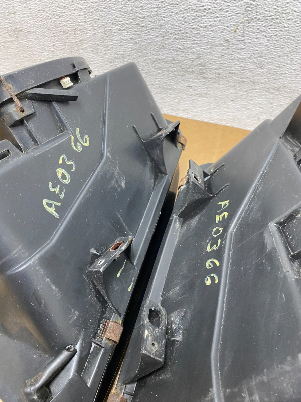 1999 to 2004 Volkswagen Jetta Left+Right Headlights AE0366 DG12