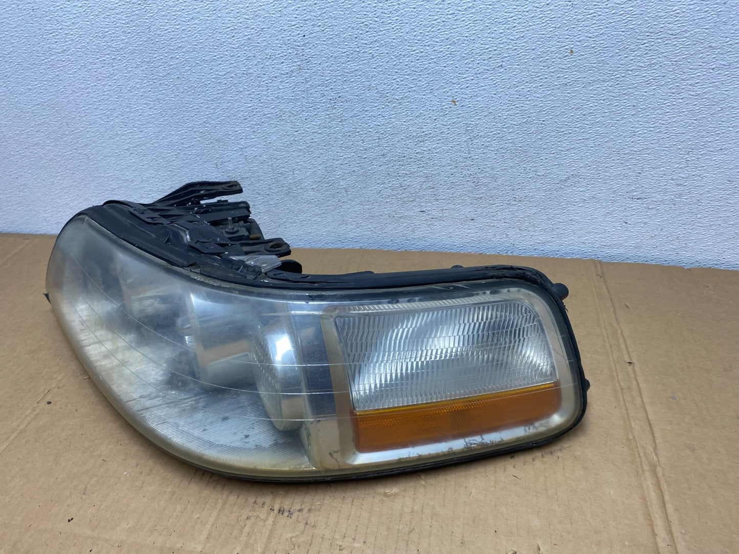 2005 to 2011 Lincoln Town Car Left Driver LH Side Headlight AD0779 DW1