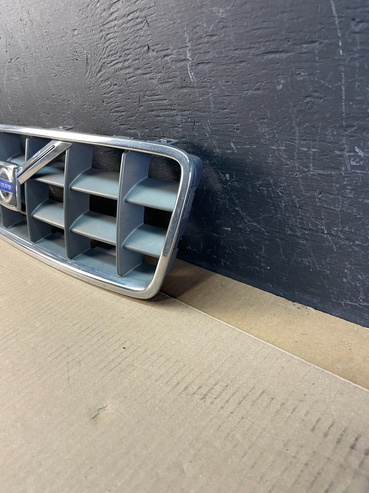 2001 to 2004 Volvo XC70 Front Upper Grill Grille AC19881