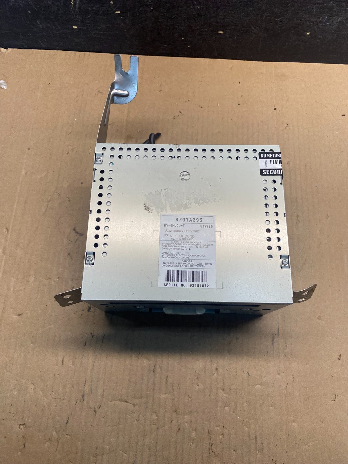 2006-2011 Mitsubishi Endeavor AM/FM/CD/MP3 Radio Head Unit Receiver AE7726 DW3