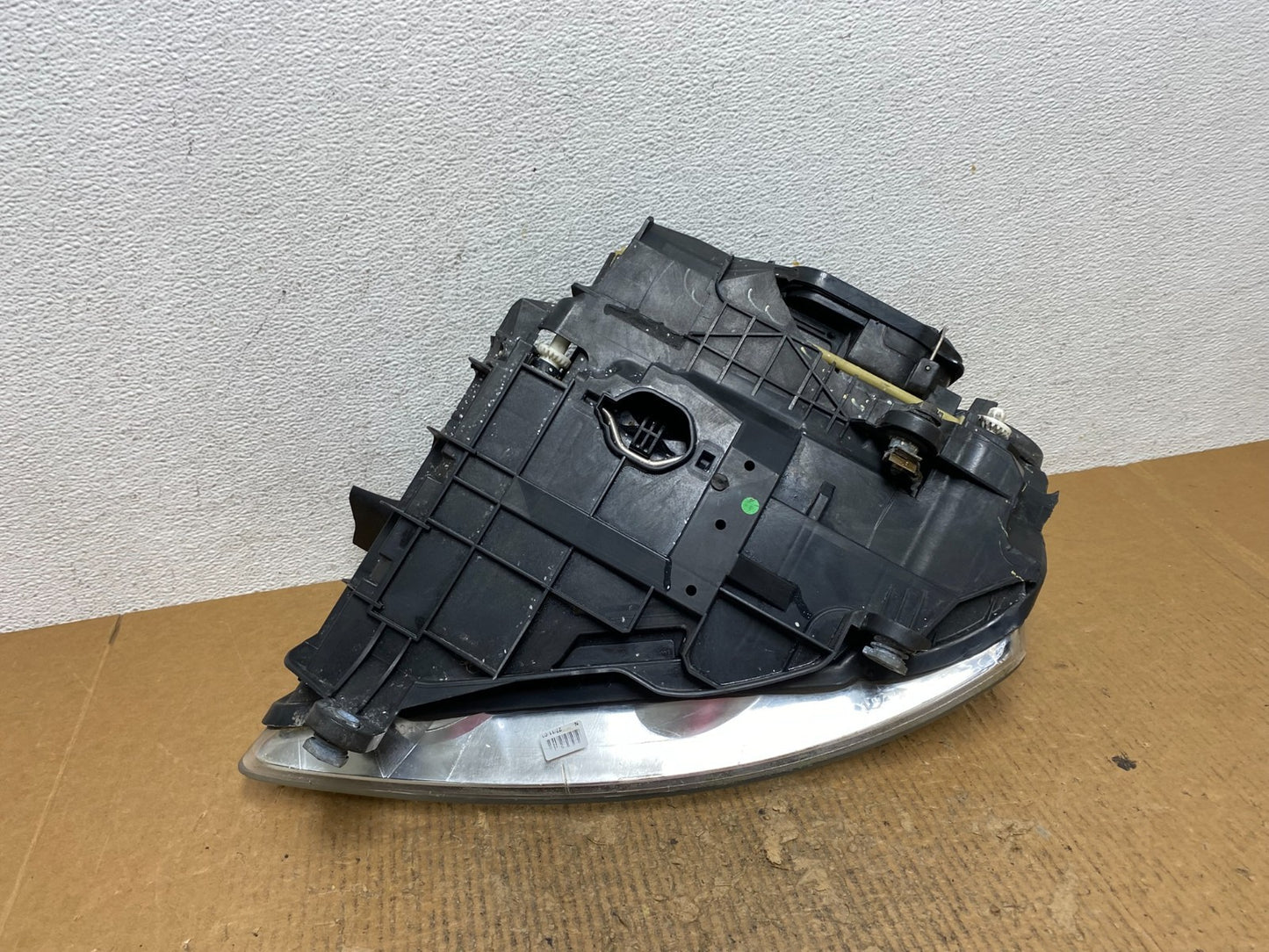 2004 to 2007 Volkswagen Touareg Right Passenger Halogen Headlight AE2785 DW8