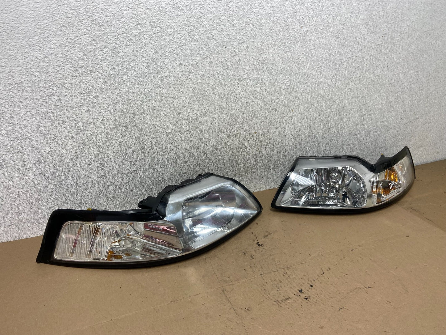 1999 to 2004 Ford Mustang Left+Right Set Side Headlights AF4516 DW2
