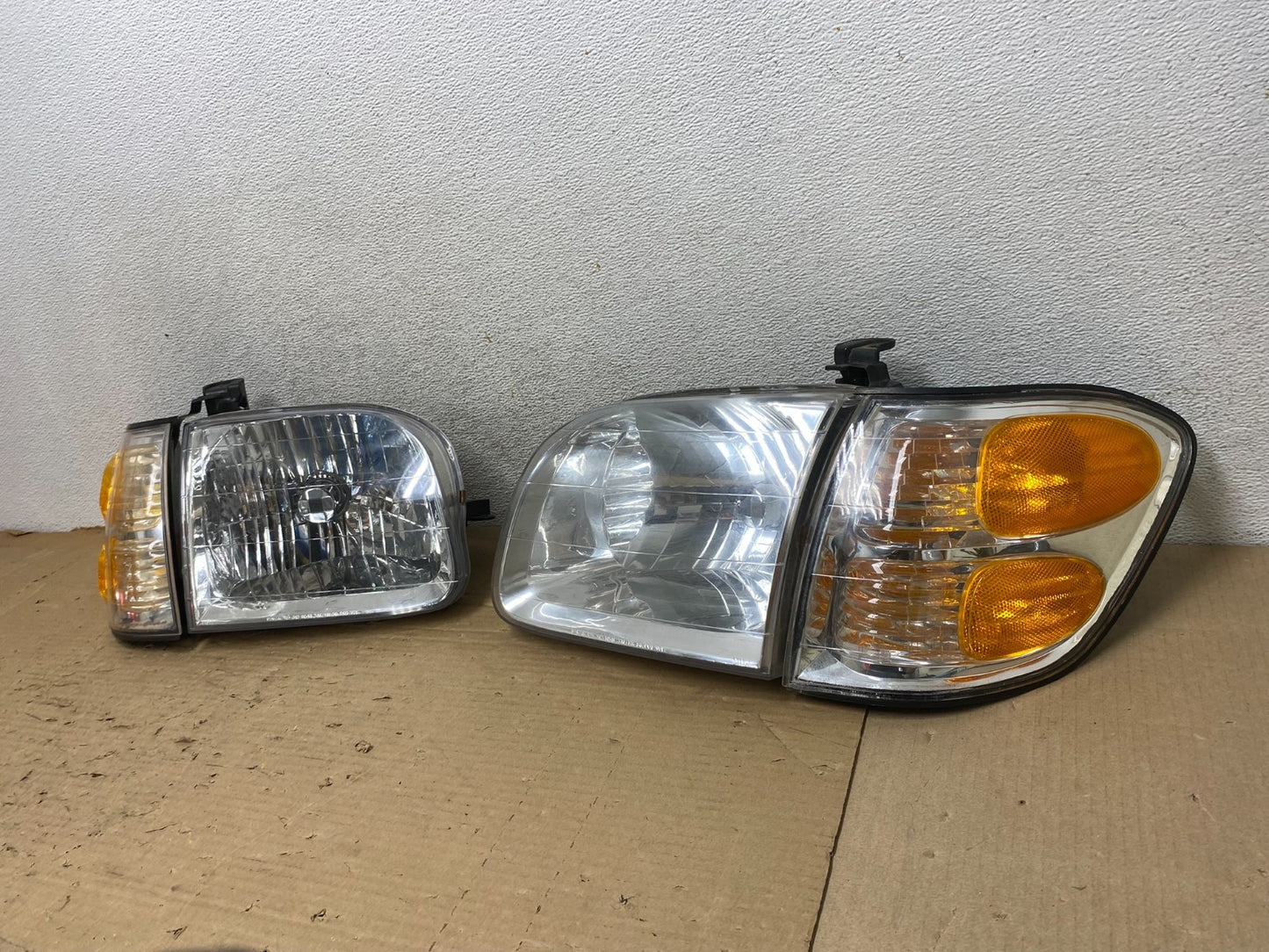 2001-2004 Toyota Sequoia Left+Right Side Halogen Headlights DEPO AG8323 DW2