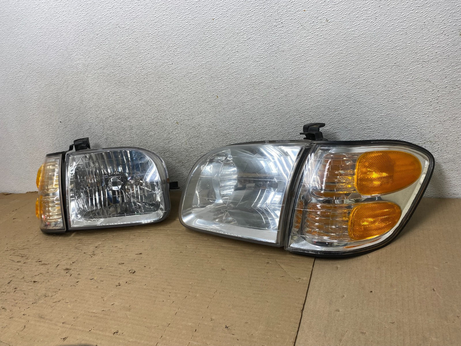 2001-2004 Toyota Sequoia Left+Right Side Halogen Headlights DEPO AG8323 DW2
