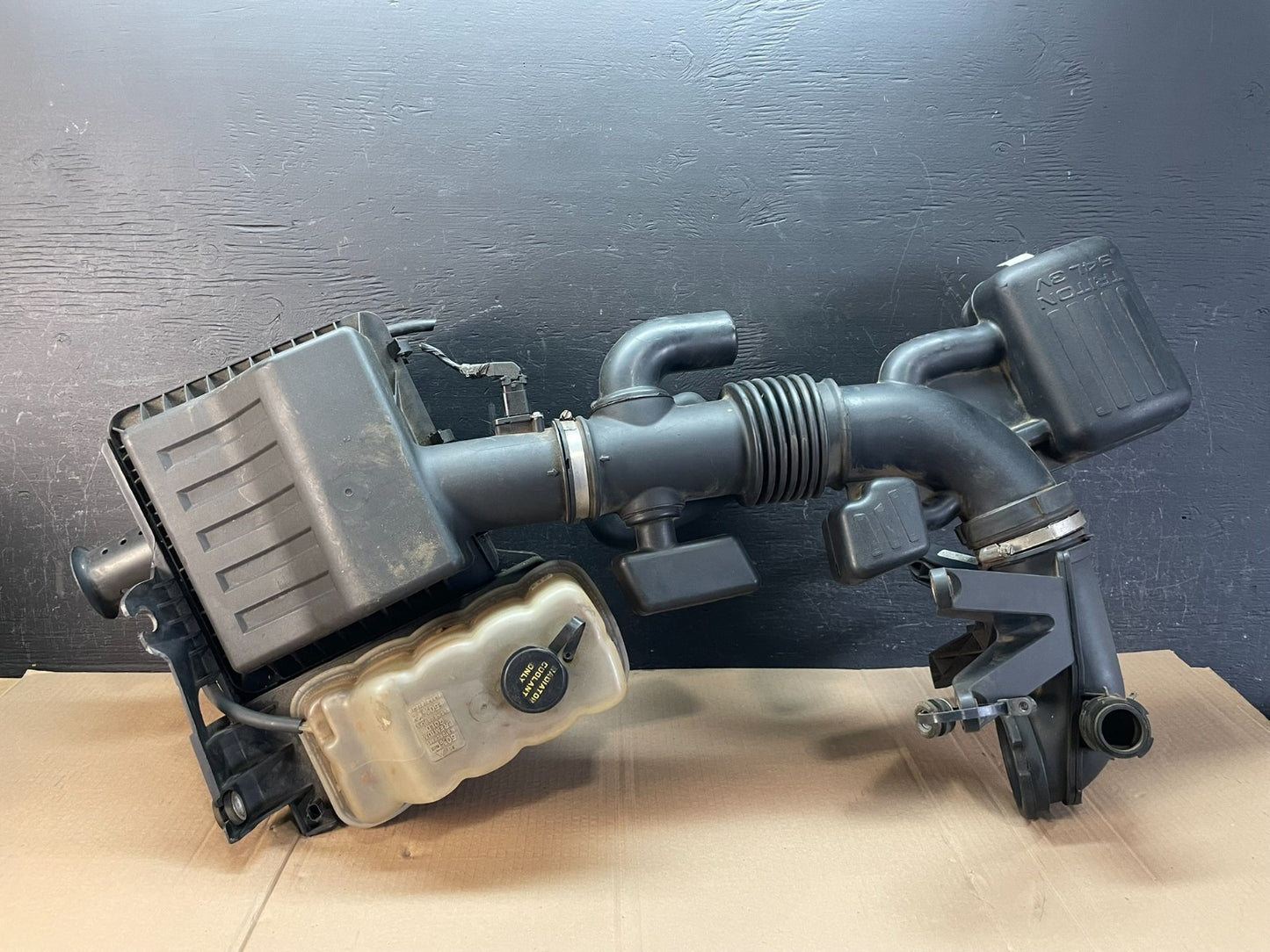 2009 to 2010 Ford Expedition Air Intake Cleaner Box Coolant Bottle ad8611 DG0