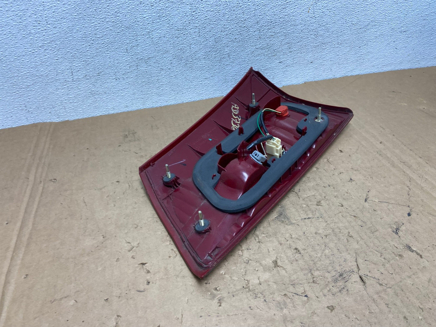 2004 - 2005 Toyota Sienna Left Driver LH Side Inner Tail Light AD3736 LK4