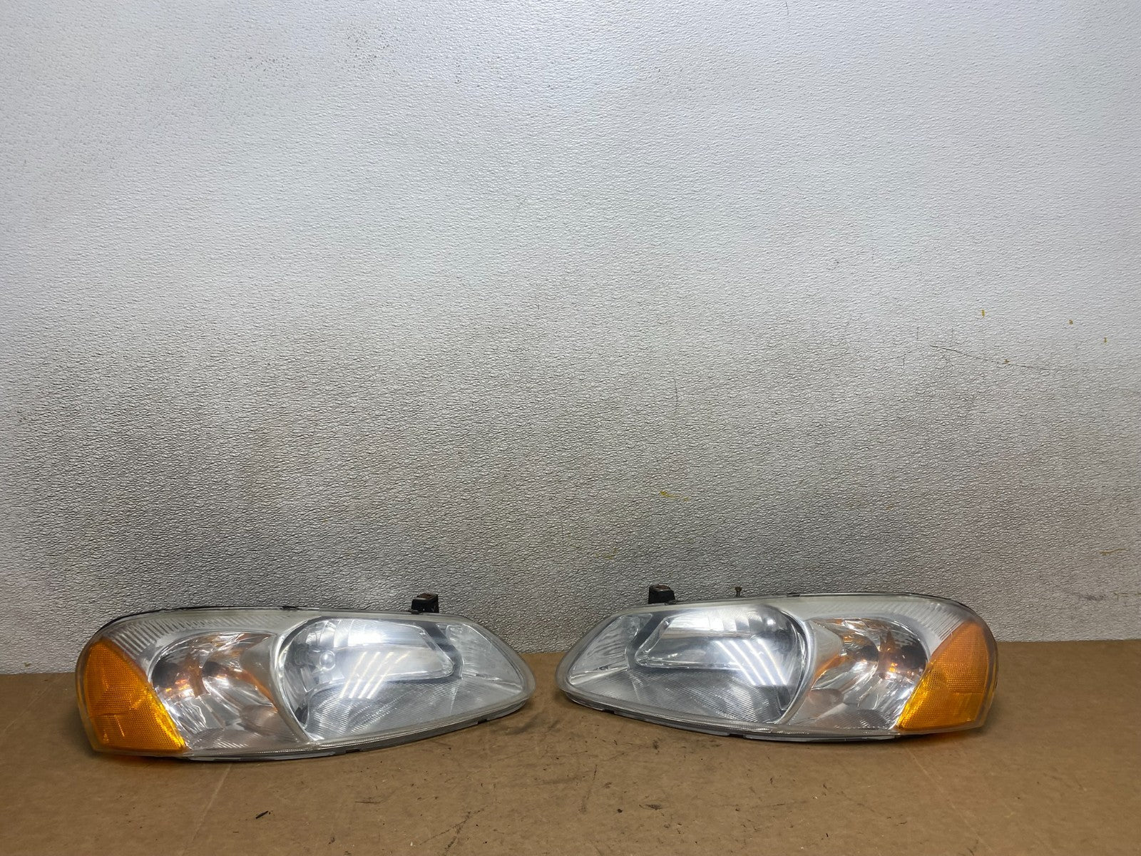 2001 to 2002 Chrysler Sebring Left+Right Side Headlights Oem X4860 DW0