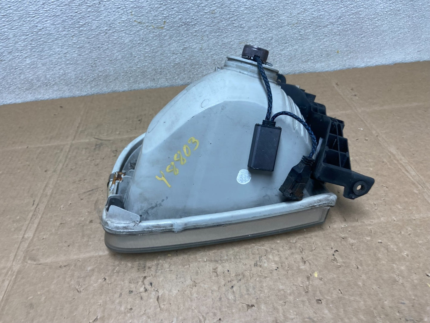 2001 to 2004 Toyota Sequoia Right Passenger RH Side Headlight Halogen Y8803 DW8