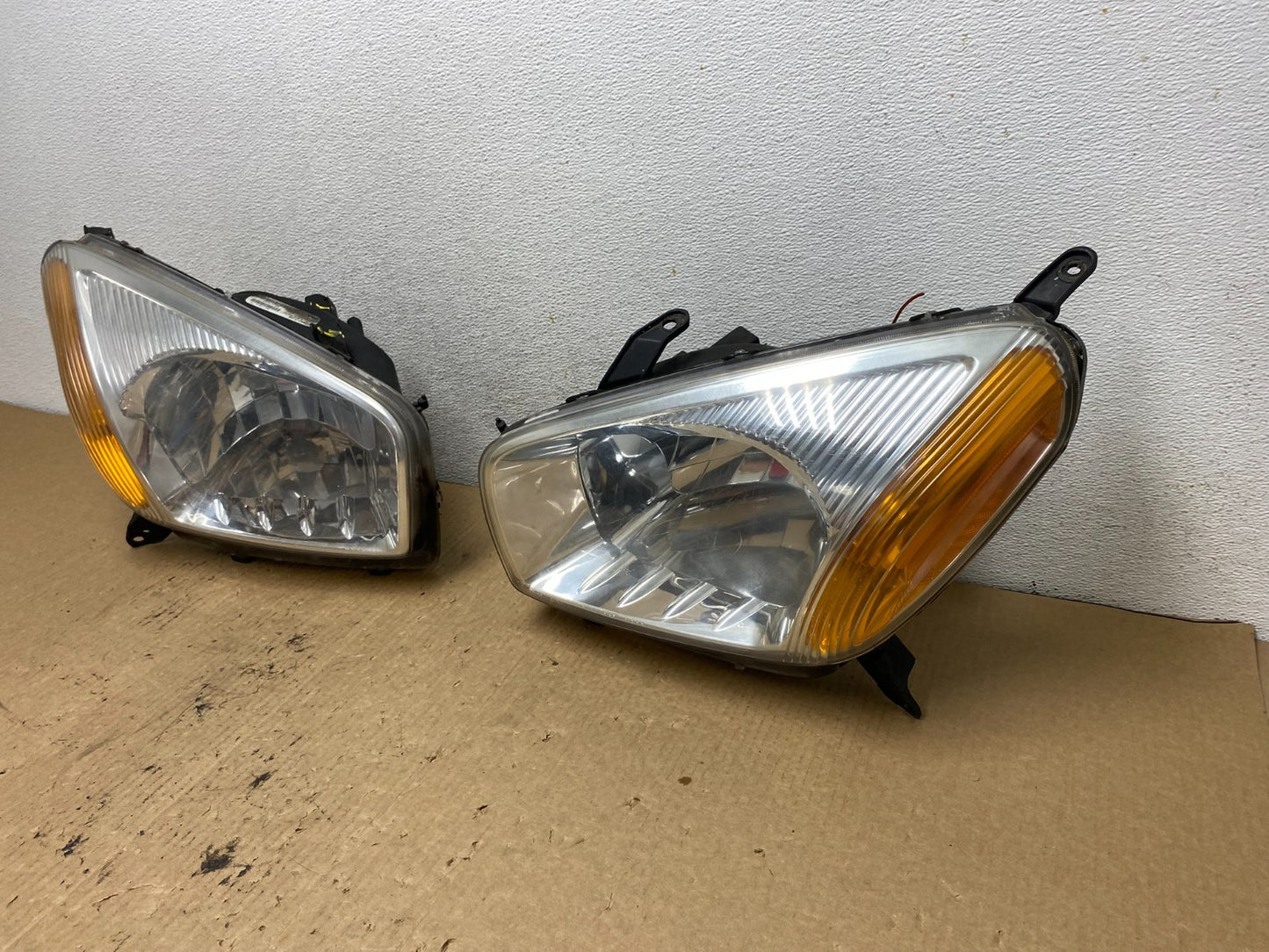 2001 - 2003 Toyota Rav4 Left+Right Side Headlights Halogen TYC AG2308 DW1