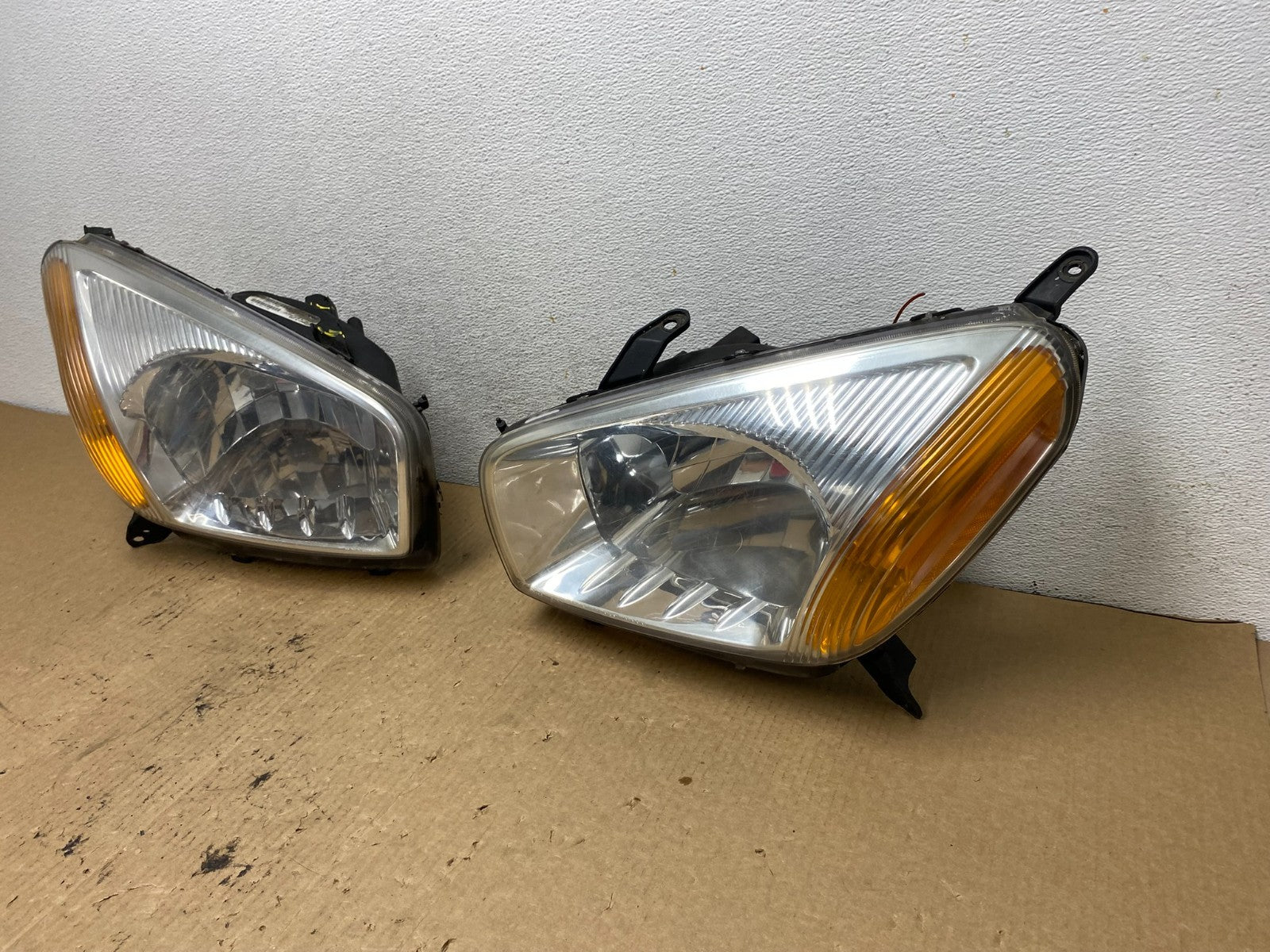 2001 - 2003 Toyota Rav4 Left+Right Side Headlights Halogen TYC AG2308 DW1