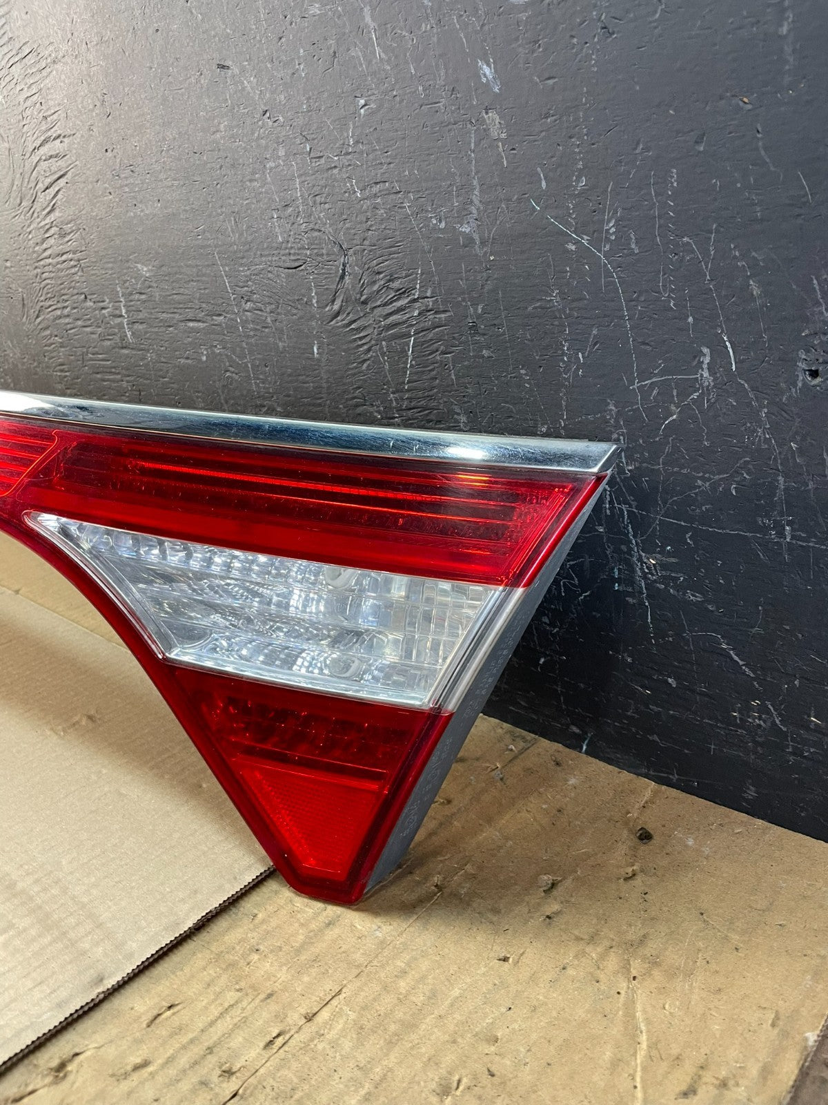2012 to 2017 Hyundai Azera Trunk Center Tail Light License W/Emblem ab7983 DG1
