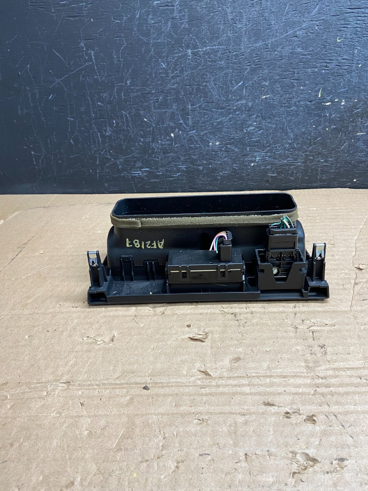 1997 to 2001 Lexus ES330 ES300 Front Center Side Air Vent AF2187 DG4