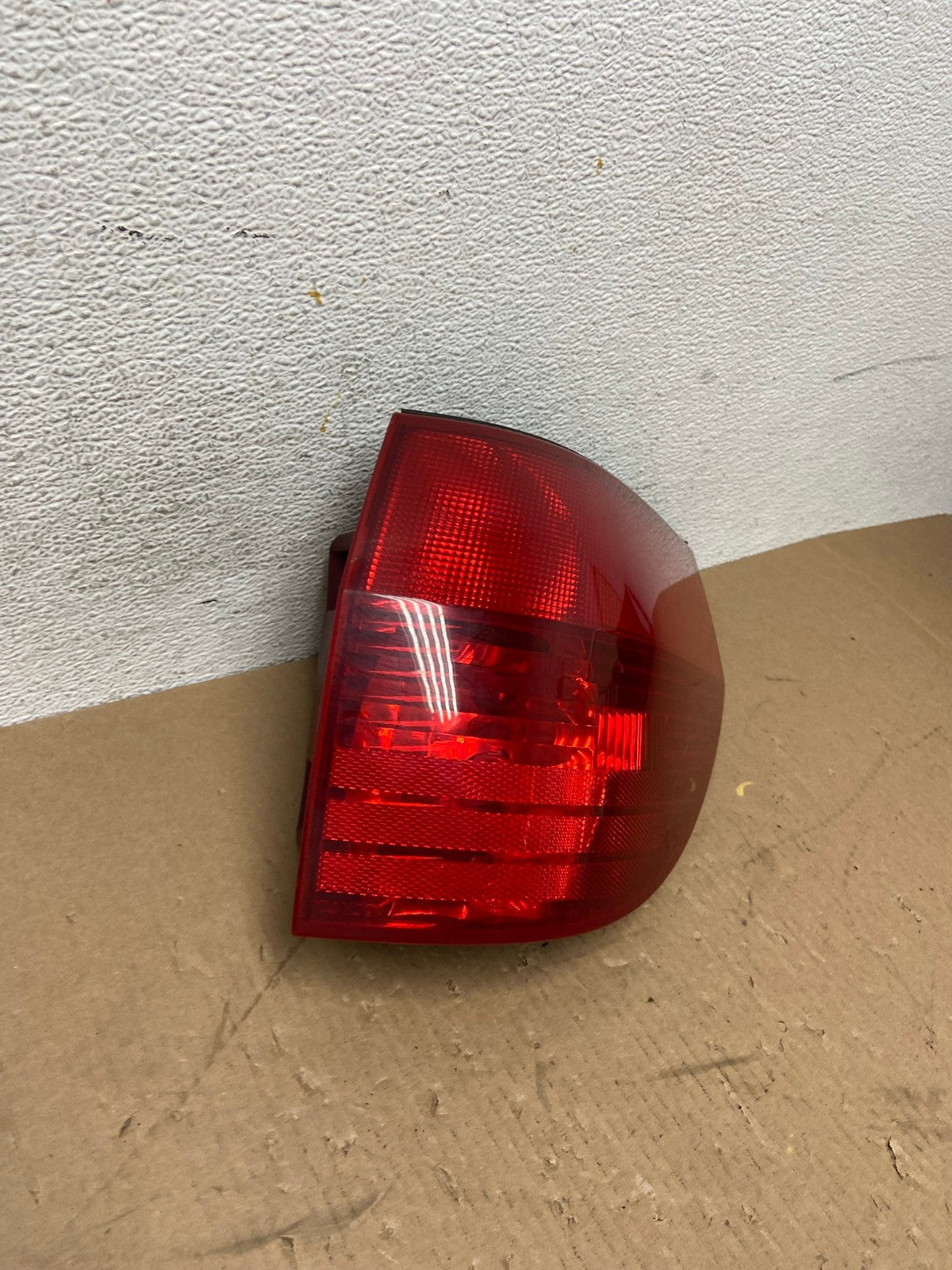 2004-2005 Toyota Sienna Right Passenger Rh Side Tail Light AD7728 LK2